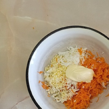 1. Этап. Салат Валентина: Яйца и морковь натереть на терке (крупно или мелко - на ваше усмотрение), переложить в миску, добавить немного майонеза, посолить, поперчить, перемешать, выложить в салатник на предыдущий слой.