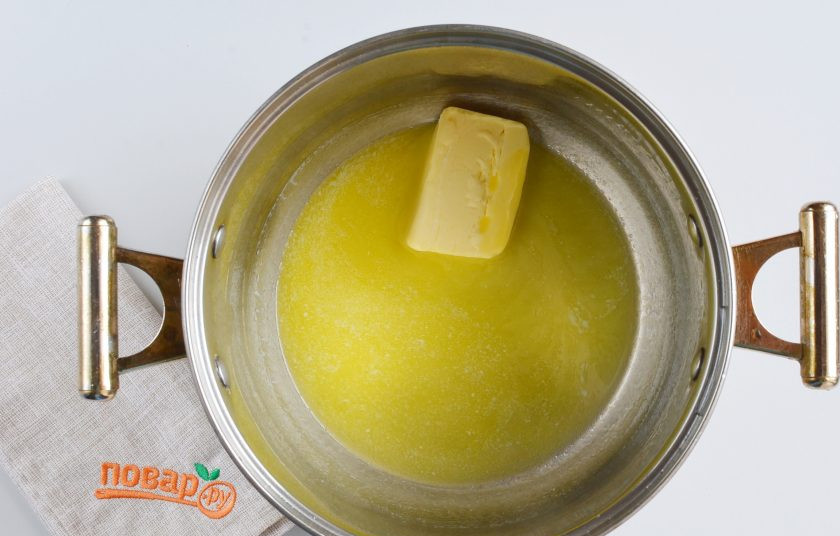 1. Этап. Домашний сыр: В чистой кастрюле с толстым дном растопите сливочное масло.