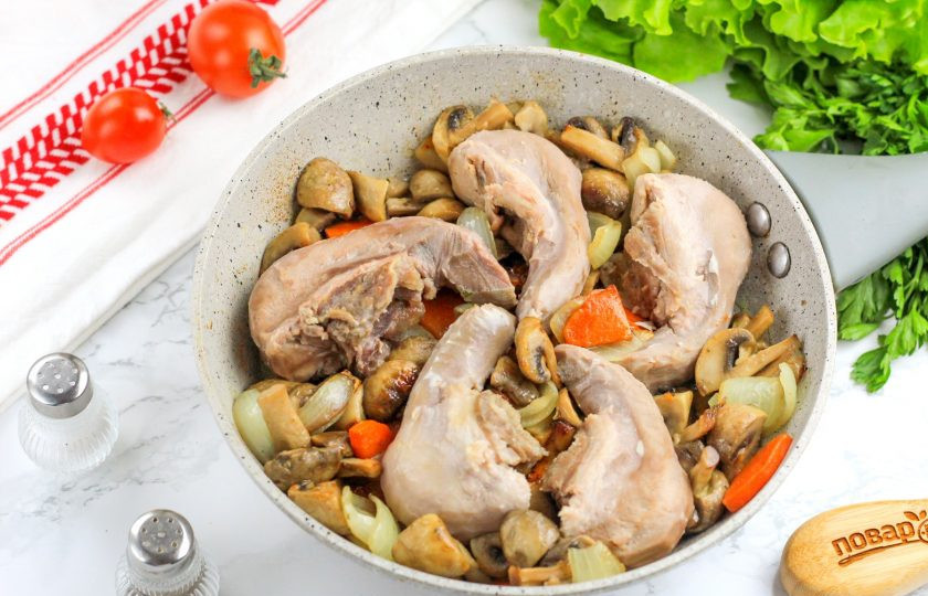 1. Этап. Язычки ягнят: Выложите язычки в сковороду, присыпьте приправой.