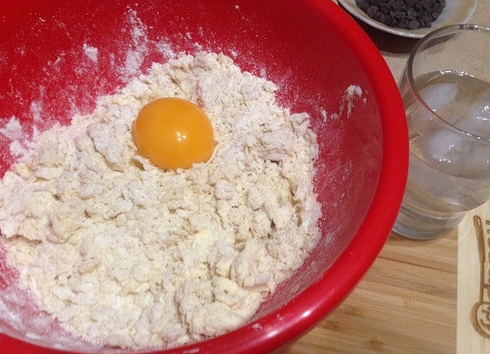 1. Этап. Песочное печенье с фундуком и шоколадом: 3. Теперь добавим желток и ледяную воду.