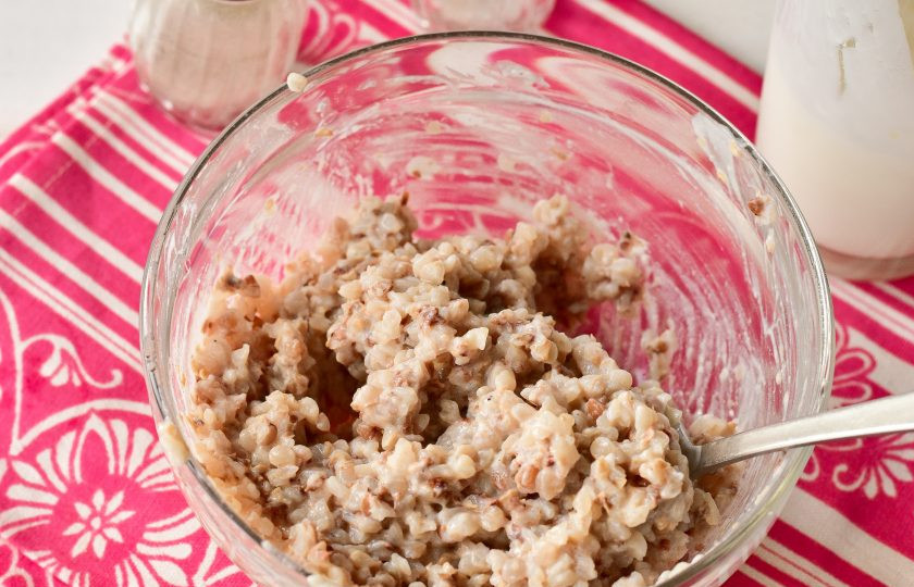 1. Этап. Гречневые котлеты на кефире: Все хорошо перемешайте.