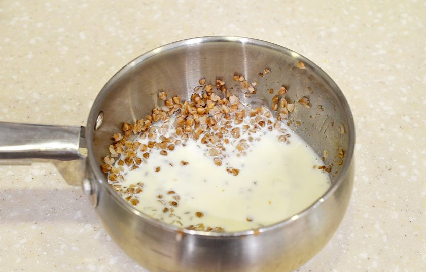 1. Этап. Гречневая каша с яблоком: 2. Добавьте молоко.