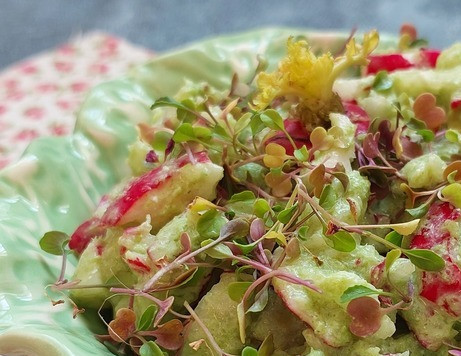 1. Этап. Салат с редисом и руколой Зелёнка: Щедро посыпать микрозеленью руколы, состригая ее ножницами. Руколу нужно добавлять непосредствеенно перед употреблением. Да и вообще заранее этот салат готовить не стоит, особенно с редиской (очень сочная).