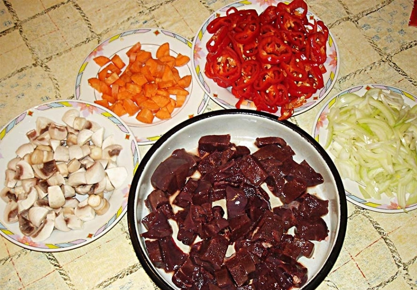 1. Этап. Печень по-деревенски: Морковь - ломтиками (я так и брусочками люблю), печень - небольшими кусочками. Вот что примерно должно получиться.