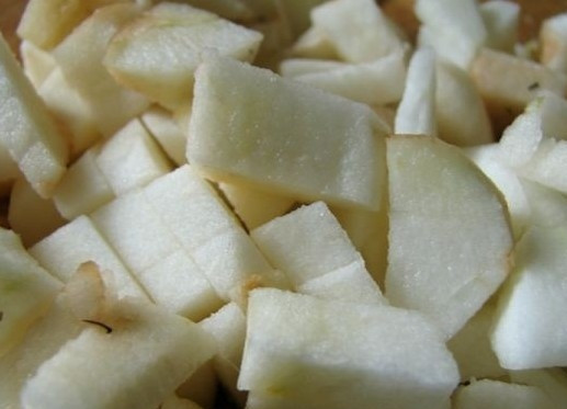 1. Этап. Печенье из яблок: Яблоки вымоем, очистим от кожуры, удалим сердцевину и нарежем мякоть на маленькие кусочки.