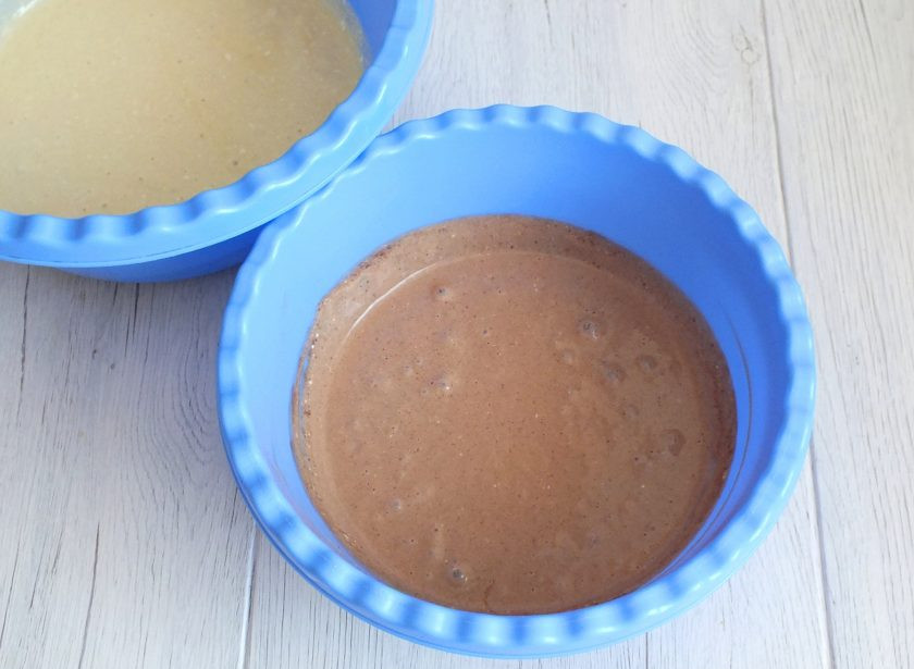 1. Этап. Кекс в пароварке: Взбейте тесто с какао.