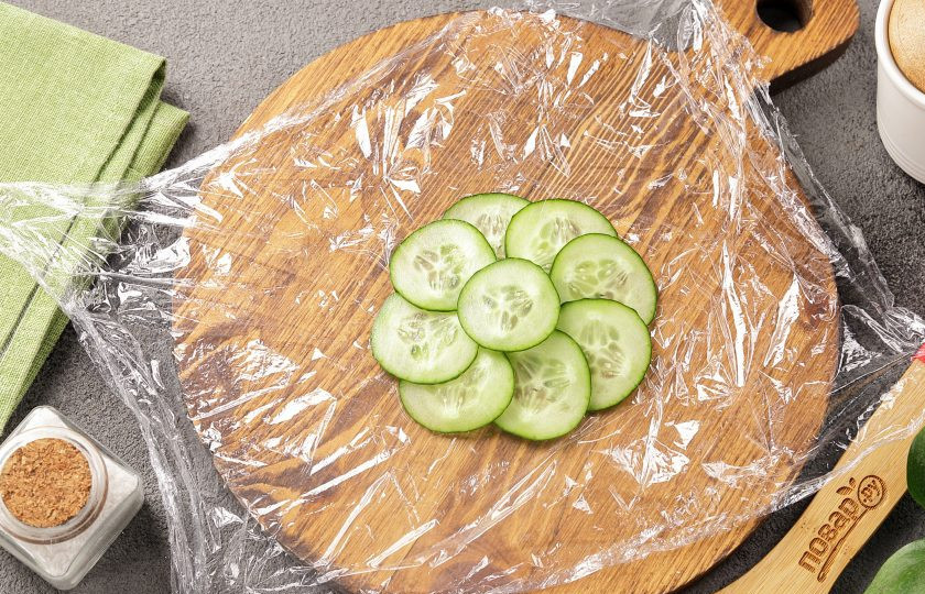 1. Этап. Суши-моти: Нарежьте огурец тонкими кружочками. Отрежьте кусок пищевой плёнки и выложите на неё внахлёст несколько кружочков огурца (смотрите фото).