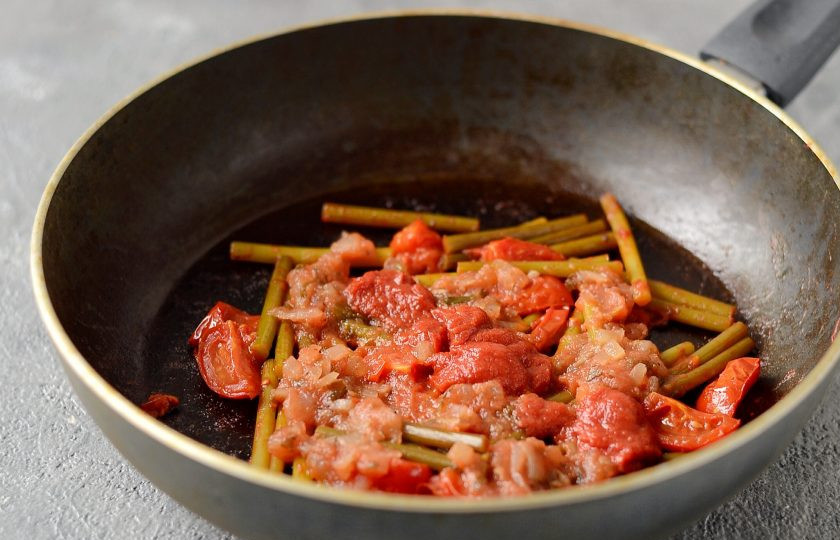 1. Этап. Черемша с томатной пастой: Добавьте томатную пасту и соус маринара. Потушите все вместе 5 минут, постоянно помешивая. При необходимости посолите и поперчите.