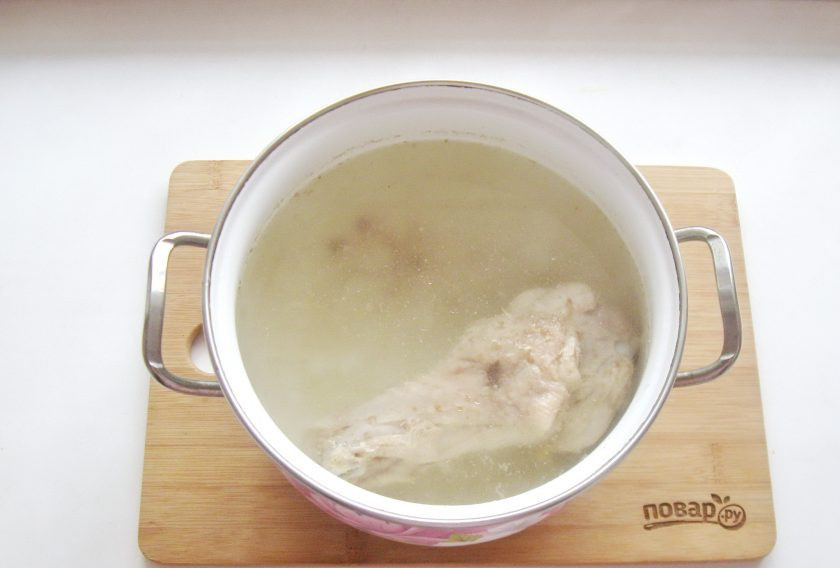 1. Этап. Рассольник с индейкой: Доведите до кипения, огонь убавьте и снимите пену. Варите индейку 1,5-2 часа до мягкости мяса.