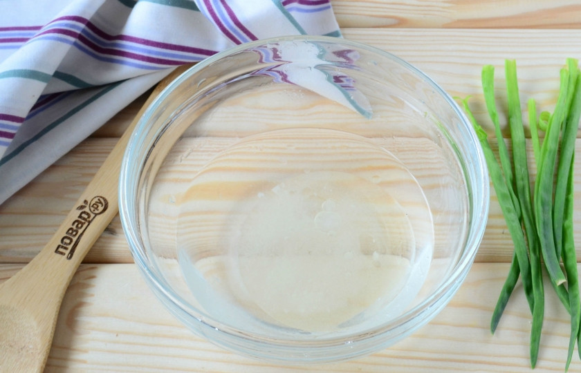 1. Этап. Фитчи: В воде растворите соль и растительное масло.