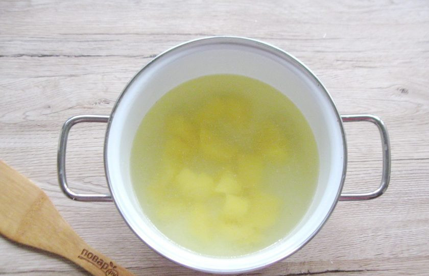 1. Этап. Сырный суп с брокколи и курицей: Картофель очистите, ополосните и нарежьте кубиками. Выложите в бульон. Начинайте варить суп.