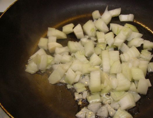 1. Этап. Гуляш из кролика с подливкой: Чистим лук, нарезаем его небольшими кубиками. Обжариваем на сковороде с растительным маслом.