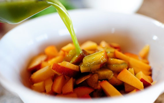 1. Этап. Топпинг из персика и базилика: 4. Зеленый сироп отправьте к персикам, перемешайте готовый топпинг и оставьте на несколько минут 