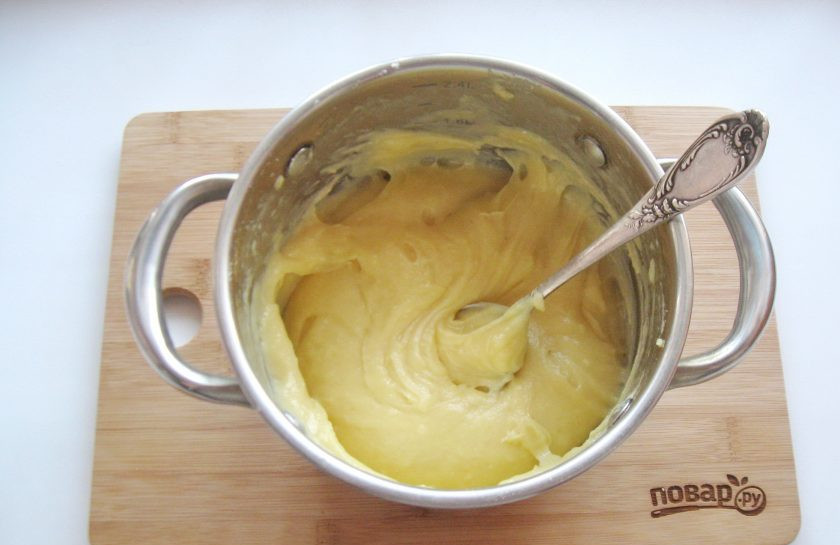 1. Этап. Профитроли с кракелюром: Каждое следующее яйцо следует добавлять только после того, как предыдущее полностью вмешается. Должна получится однородная, немного вязкая масса.