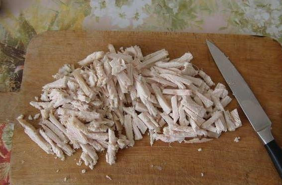 1. Этап. Куриный салат с солеными огурцами: Отварить грудку (минут 40) вытащить из воды остудить и нарезать соломкой.