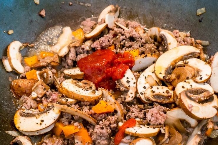 1. Этап. Английский пастуший пирог: Добавьте чеснок, вустерский соус и томатную пасту. Обжарьте 30 минут.