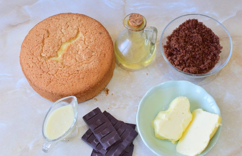 1. Этап. Пирожное Картошка в шоколадной глазури: Для приготовления пирожного подготовьте необходимые ингредиенты. Бисквит необходимо измельчить в крошку. Сливочное масло заранее вытащите из холодильника, чтобы оно стало мягкое.