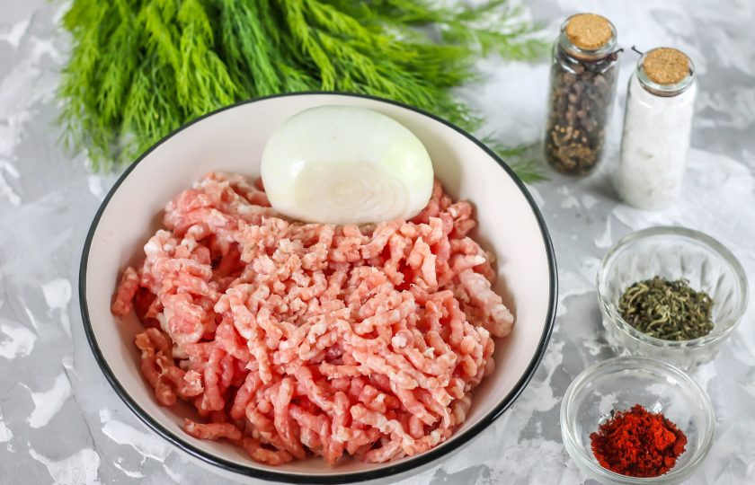 1. Этап. Кийма шашлык: Подготовьте необходимые ингредиенты.