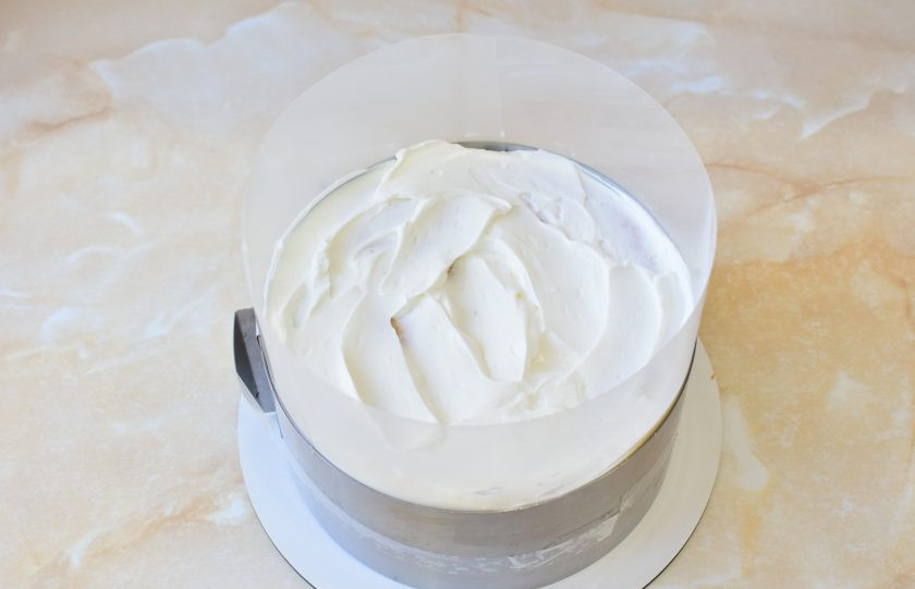 1. Этап. Медовик с клубникой и сметанным кремом: Чтобы торт получился ровный, оберните его ацетатной пленкой и затяните в кольцо. Уберите на 6 часов или на ночь в холодильник.