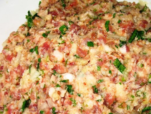 1. Этап. Фарш на гриле: Можно слегка отбить фарш.