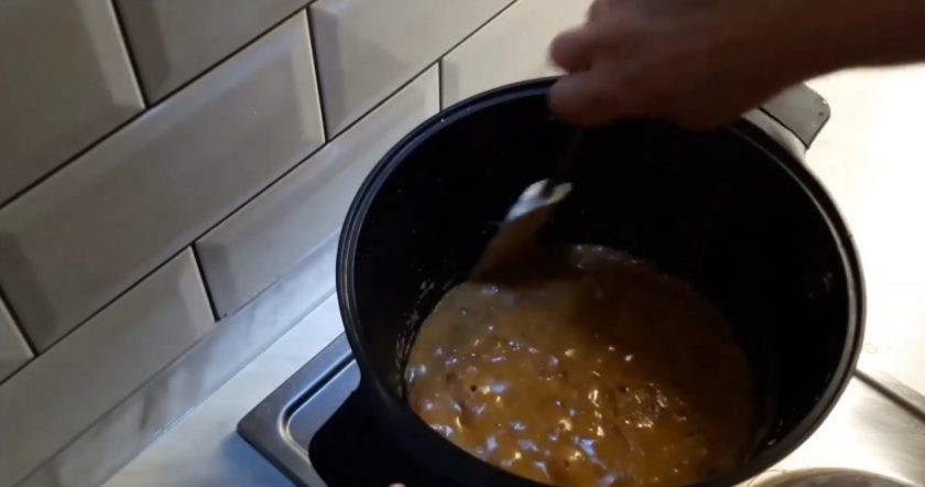 1. Этап. Бруност (коричневый сыр): 2. Добавьте туда сливки и периодически помешивайте до готовности. Со временем жидкость станет гуще, а через 20 минут начнут образовываться комочки - это нормально.