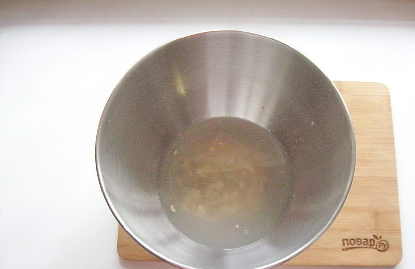 1. Этап. Тесто для пиццы дрожжевое: Влейте туда же теплую воду и масло.