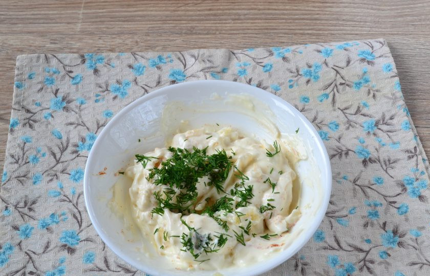 1. Этап. Сочное куриное филе по-французски: Мелко порежьте укроп, добавьте к соусу. Хорошенько все перемешайте.