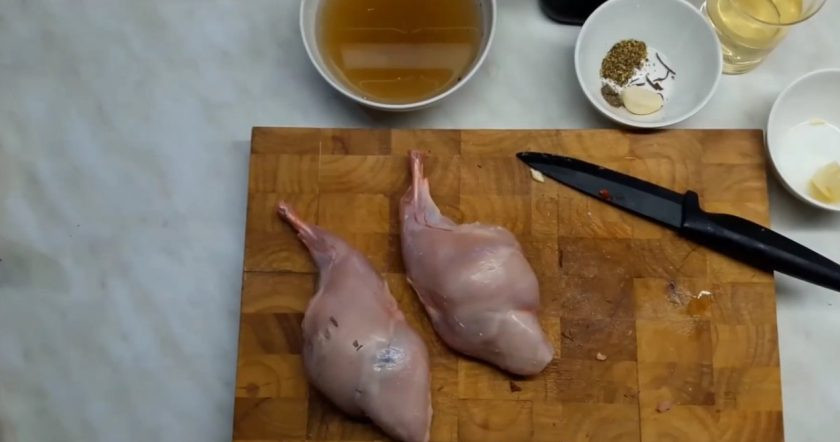 1. Этап. Кролик, фаршированный грибами: 1. Подготовьте ножку кролика. Для этого сделайте аккуратный разрез сверху ножки, надрежьте сухожилие возле косточки и аккуратно выньте косточку так, чтобы мясо не деформировалось. Нижняя косточка должна оставаться внутри ножки, чтобы блюдо не потеряло форму.