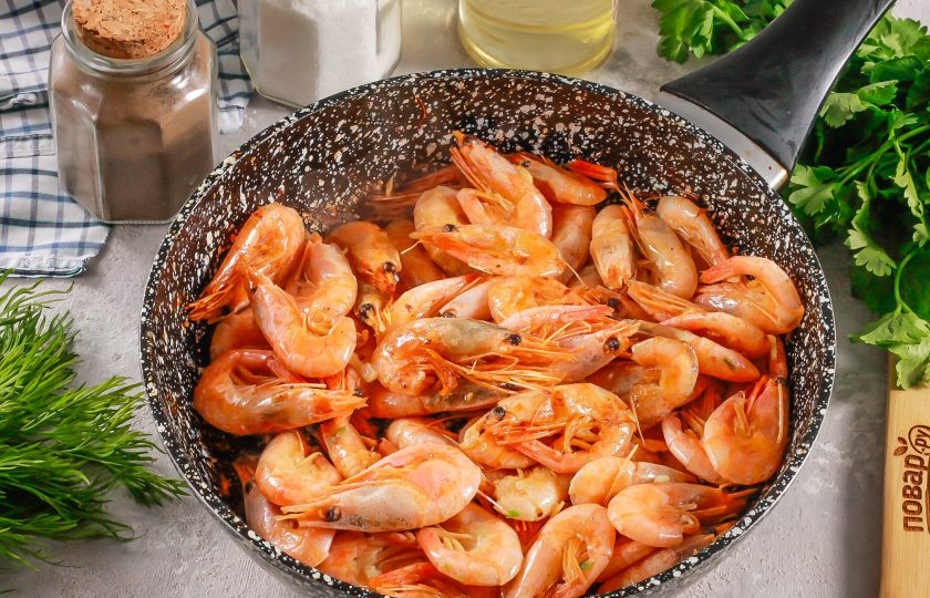 1. Этап. Креветки на сливочном масле с чесноком: Когда морепродукты подрумянятся — они полностью готовы.