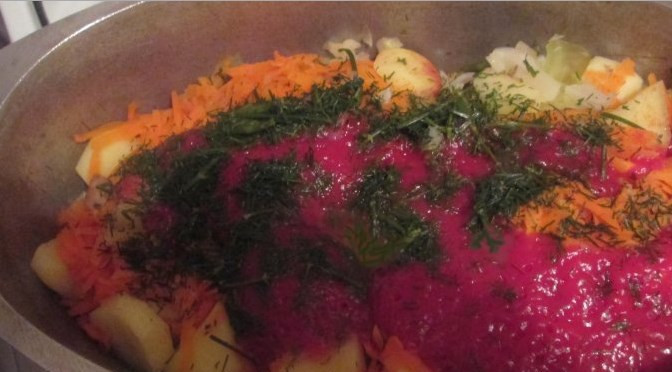 1. Этап. Солянка с грибами и курицей: Грибы и курицу тоже режем кусочками. Все ингредиенты выкладываем в казан, заливаем 3-4 стаканами воды, добавляем специи, томатную пасту и зелень. Ставим казан на маленький огонь, тушим в течении часа. Подаем горячей готовую солянку с грибами и курицей. Приятного аппетита!