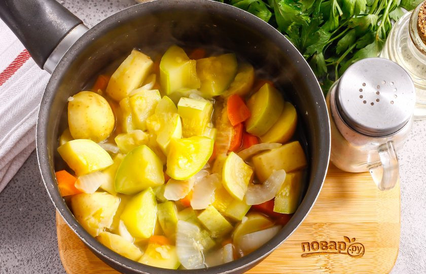 1. Этап. Овощной суп-пюре для детей: Посолите, влейте воду и поместите емкость на плиту. Отварите овощи до мягкости примерно 20 минут с момента закипания жидкости в емкости. Дольше всего отвариваются морковь и картофель — они более плотные, поэтому проверяйте готовность овощей по ним.