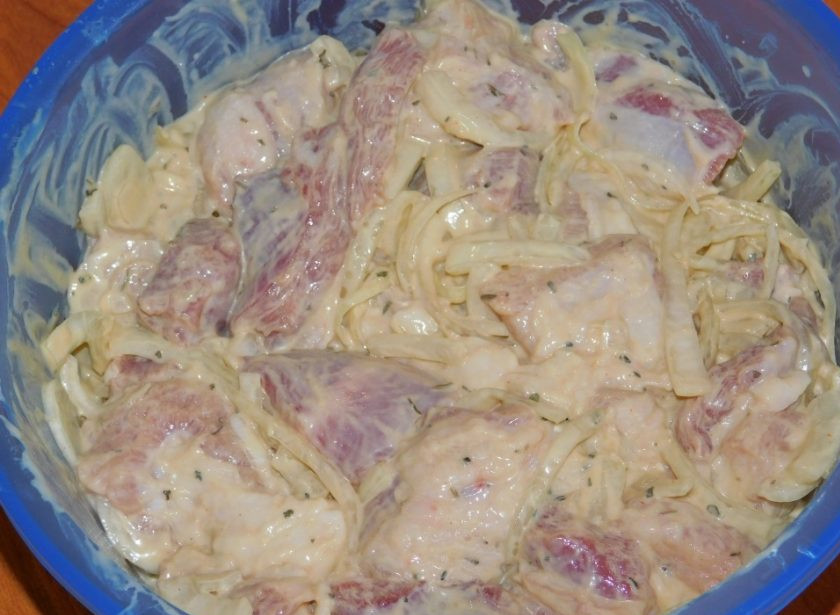 1. Этап. Грудинка в горчичном маринаде на углях: Смешайте мясо с маринадом и оставьте на 3-4 часа.