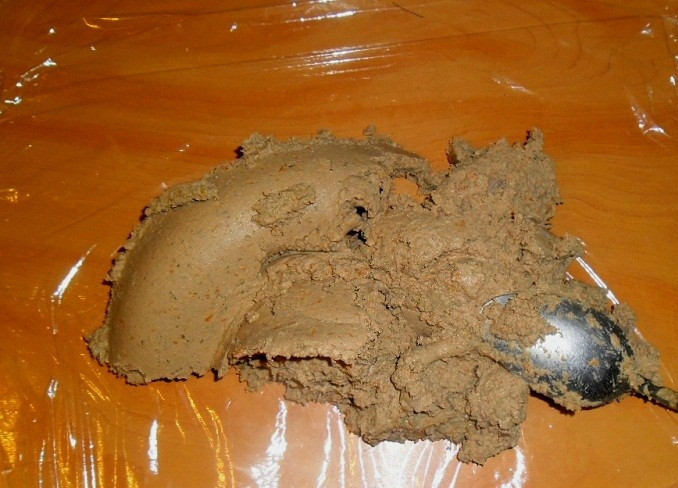 1. Этап. Паштет из куриной печени с овощами: Затем беру пищевую пленку и выкладываю на нее полученную кашицу.