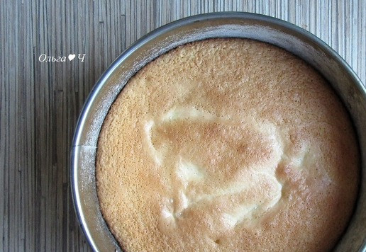 1. Этап. Торт Трио Браволли: Выпекайте бисквит в разогретой духовке 15-18 минут до готовности (проверить можно деревянной шпажкой - она должна быть сухой).