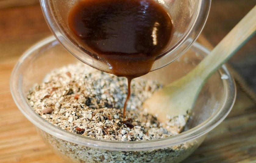 1. Этап. Диетическая гранола: Вылейте к ним растительное масло. Перемешайте.