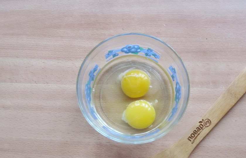 1. Этап. Калалаатикко: Подготовьте заливку для калалаатикко. В мисочку разбейте яйца.