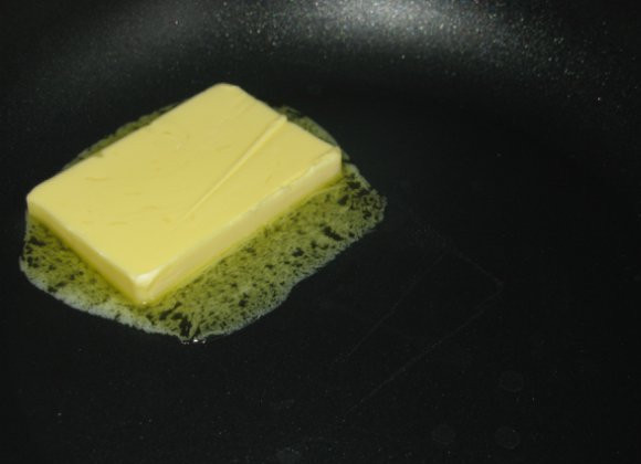 1. Этап. Картошка со свежими грибами жареная: Разогреваем сковороду, растапливаем масло.