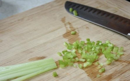 1. Этап. Картофельный салат с яйцом: 3. Измельчите стебель сельдерея и огурчики.