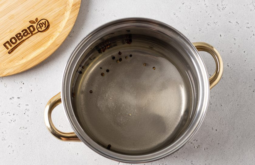 1. Этап. Огурцы с мятой на зиму: Слейте воду из банки в кастрюлю. Добавьте лимонную кислоту, соль и сахар. Доведите маринад до кипения и проварите 2-3 минуты.