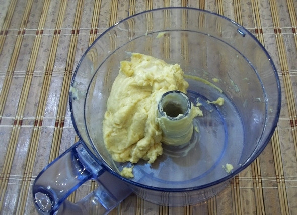 1. Этап. Творожное тесто с фаршем: Тесто может быть тягучим, но оно не должно липнуть к рукам.