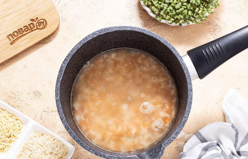 1. Этап. Пилав из пасты орзо: Влейте горячую воду. Доведите до кипения. Убавьте температуру и накройте крышкой.