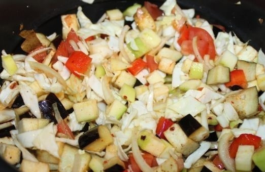 1. Этап. Овощное рагу с капустой в мультиварке: 8. Влейте воду и аккуратно перемешайте. Вместо воды можно взять овощной бульон или томатный сок, например. Установите режим 