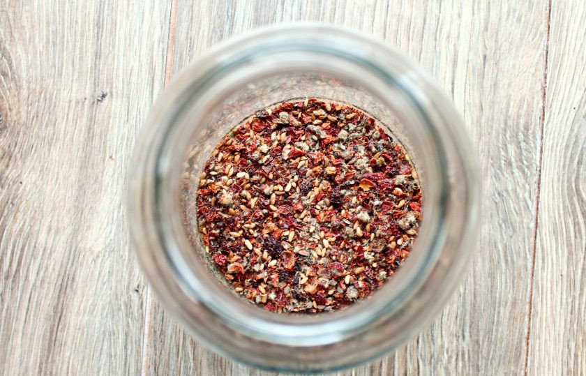 1. Этап. Настойка самогона на шиповнике: Плоды шиповника измельчите в ступке и выложите в чистую, сухую банку.