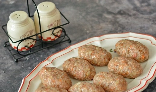 1. Этап. Гречаники в томатном соусе: Мокрыми руками сформируйте котлетки-гречаники. Можно их запанировать в муке, но если у вас хорошая антипригарная сковорода, то можно не панировать, они не пригорят.