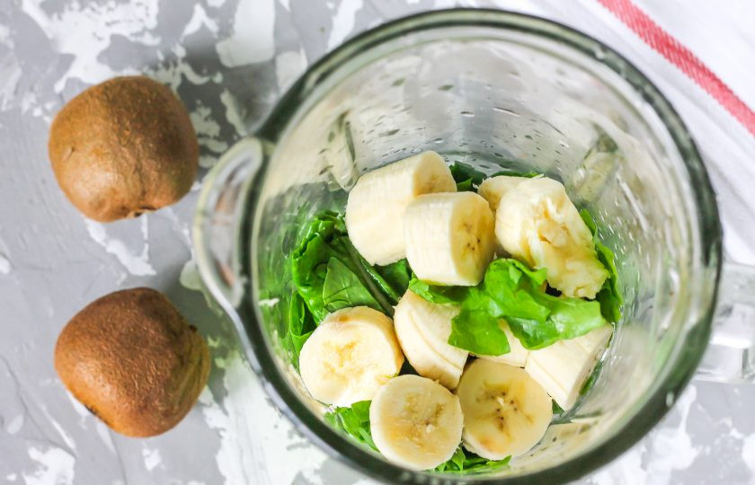 1. Этап. Смузи со шпинатом, киви и бананом: Банан очистите от кожуры, нарежьте шайбами и добавьте к шпинату.