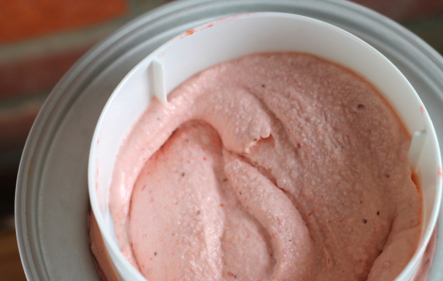 1. Этап. Мороженое с клубникой: 5. Вот такой простой рецепт домашнего клубничного мороженое. Когда оно хорошо застынет, его можно подавать. Дополнить при желании любимым топингом, свежими ягодами или орехами, например.