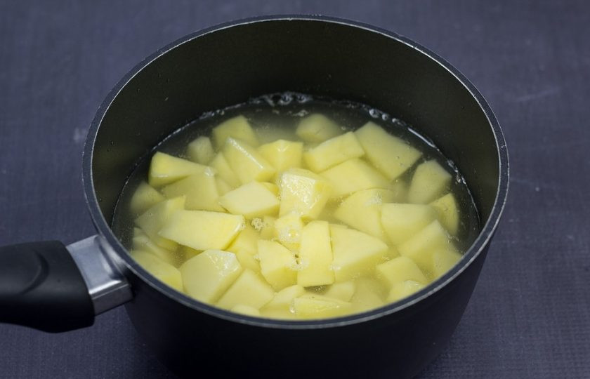 1. Этап. Картофельное пюре с беконом: 2. Залейте водой и доведите до кипения. Потом варите 20 минут.