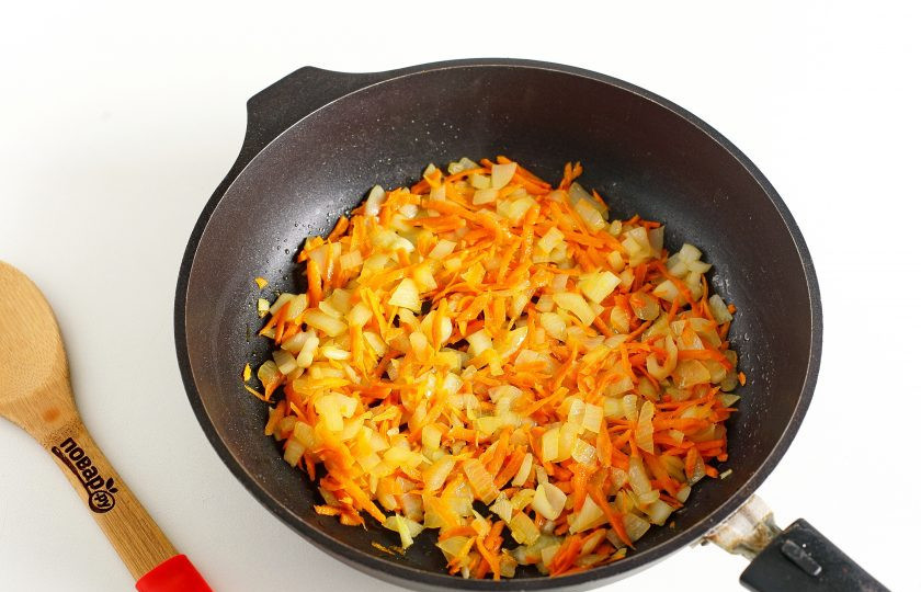 1. Этап. Капуста тушеная с грибами и рисом: Лук нарежьте кубиками, а морковь натрите на терке. Обжарьте овощи на сковороде до мягкости.