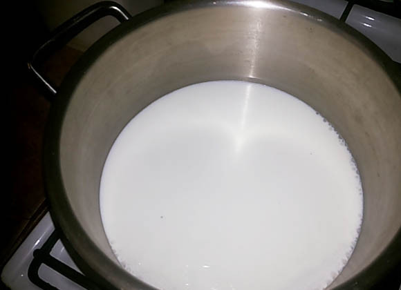 1. Этап. Торт Наполеон старый: В кастрюле с толстым дном вскипятите остальное молоко. В центре сделайте воронку и влейте смесь из прошлого шага, постоянно мешая.