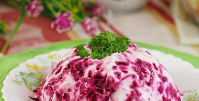 1. Этап. Салат Рыба под шубой: В конце уложите свеклу. Смажьте её майонезом и украсьте зеленью. Приятного аппетита!